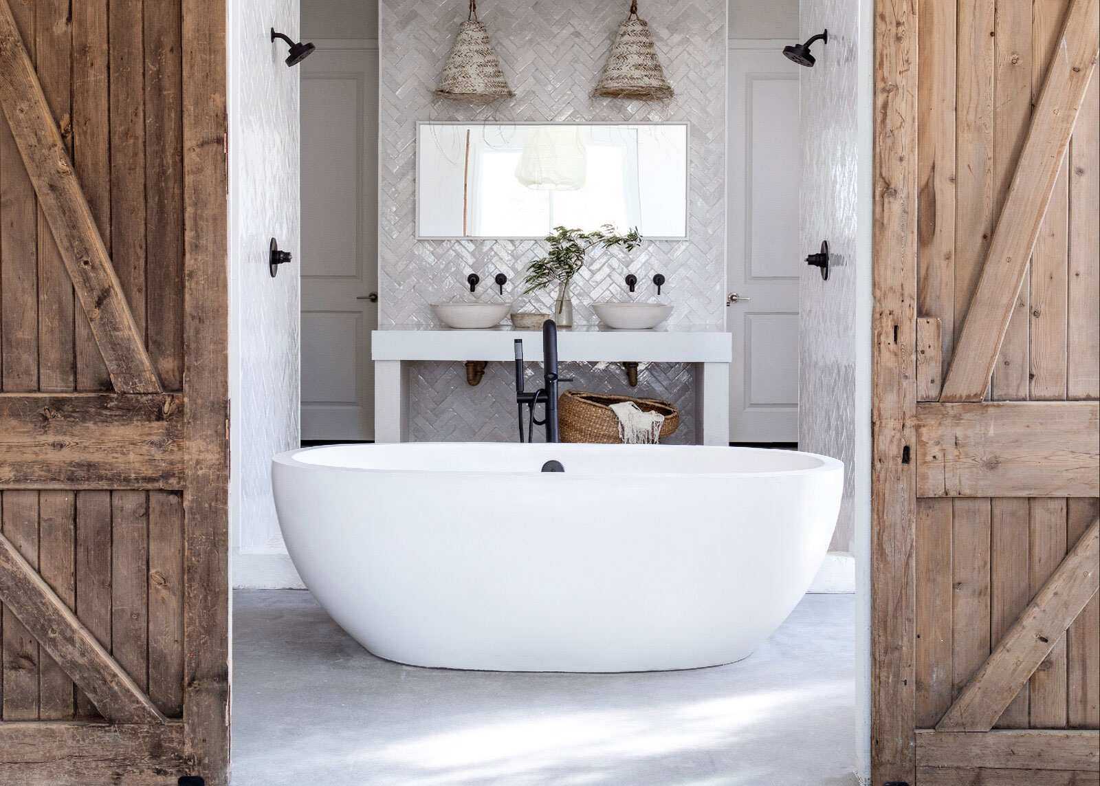 Farmhouse decor ideas, modern bathroom with rustic wooden farm doors