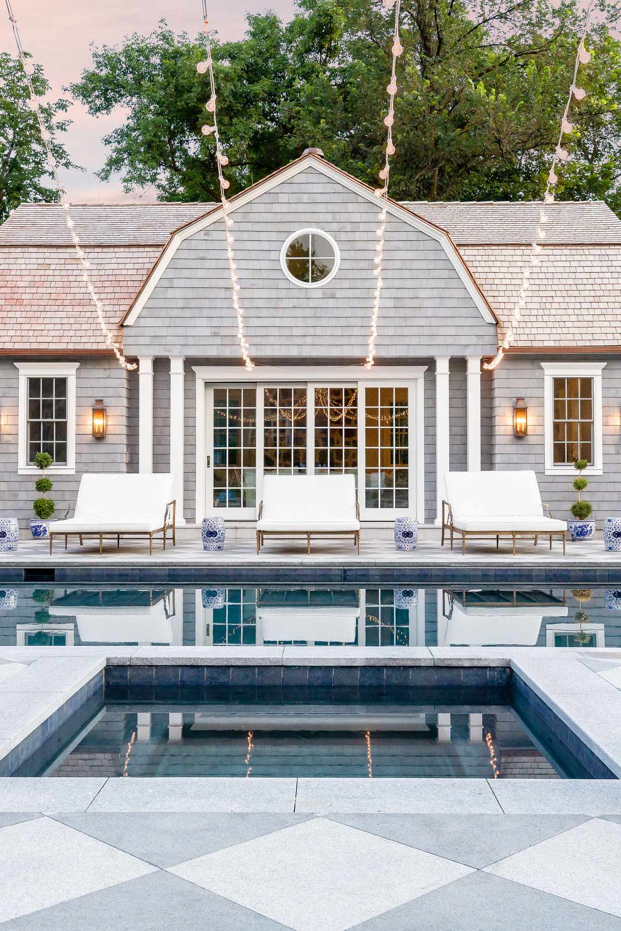 Pool with sunloungers and hosue