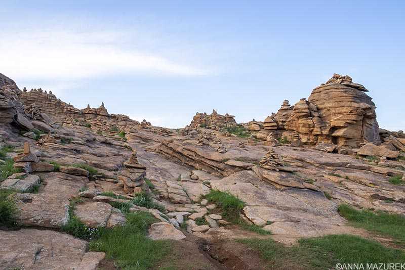 Baggu Garzriin Chuluu is a small rock formation in Central Mongolia