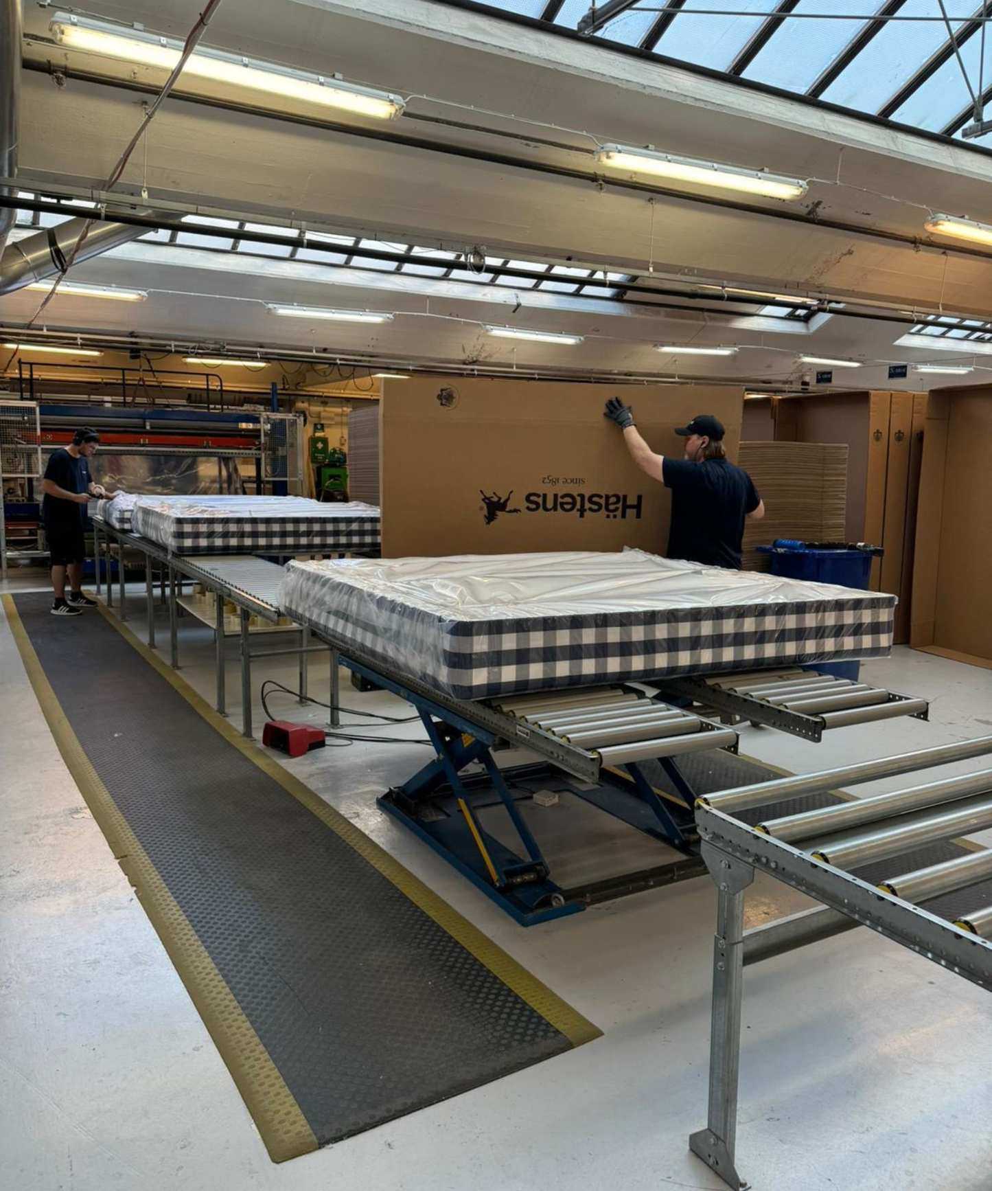 A man packaging a H&auml;stens mattress.
