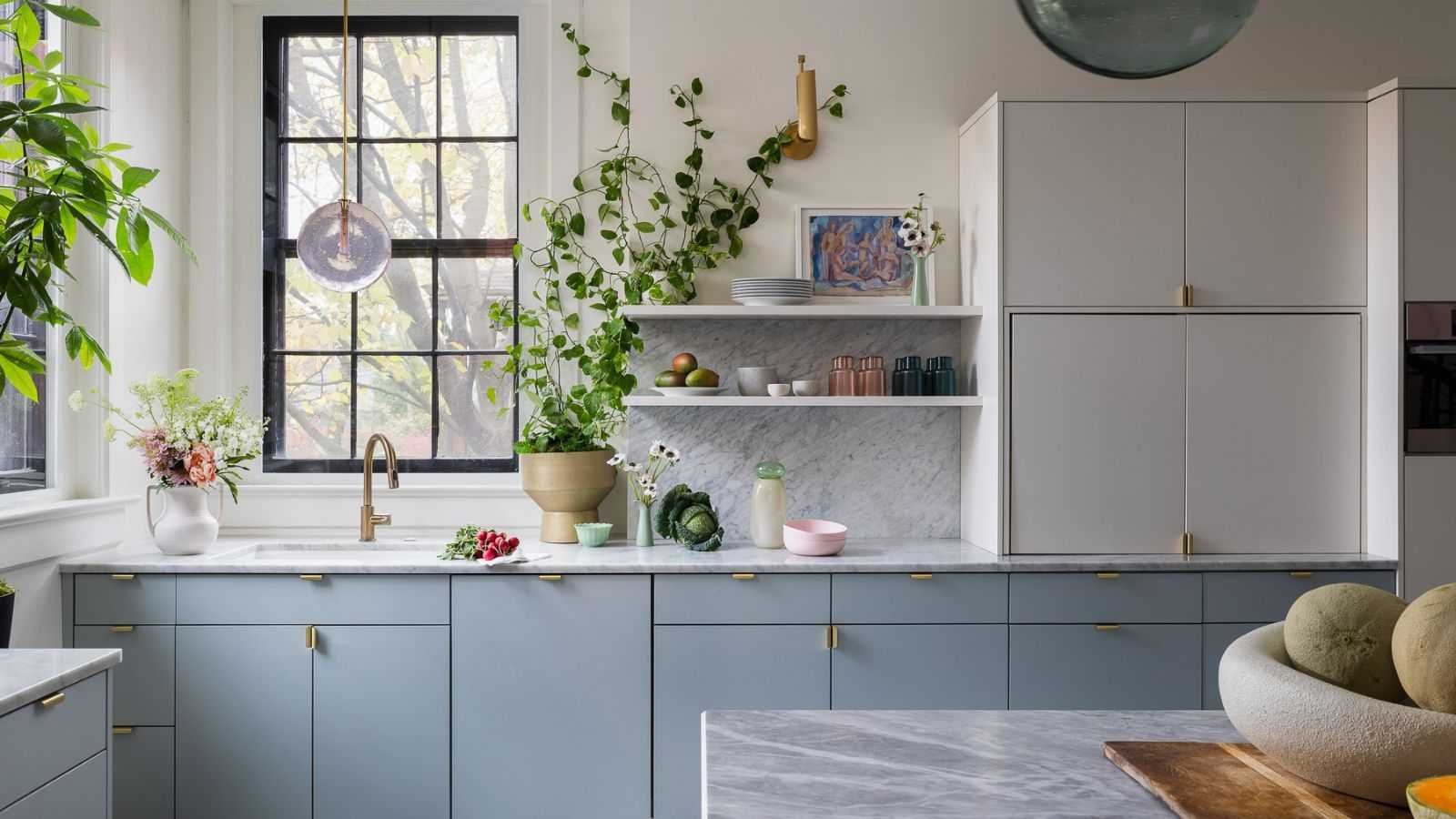 6 Small Kitchen Color Pairings Designers Swear By to Instantly Make the Space Feel Bigger