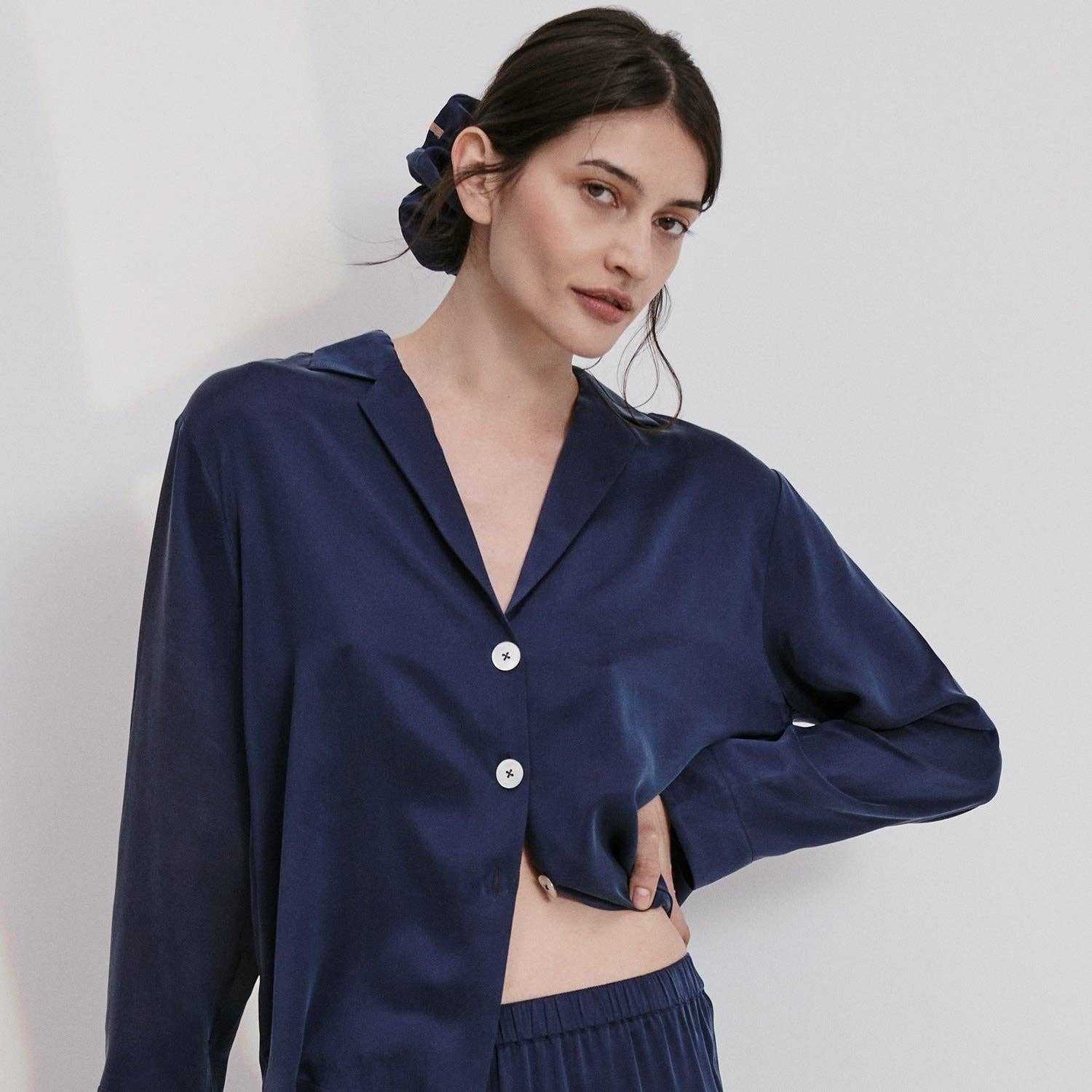 Lunya Washable Silk Classic Scrunchie: Deep Blue - OLIVIA PAISLEY 