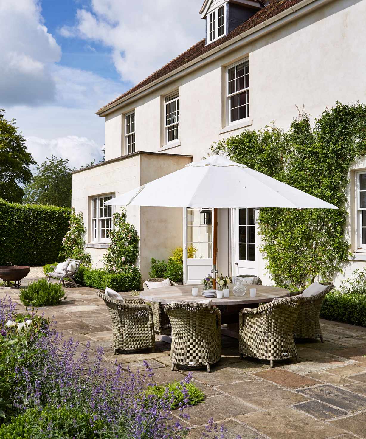 patio area with outdoor seating