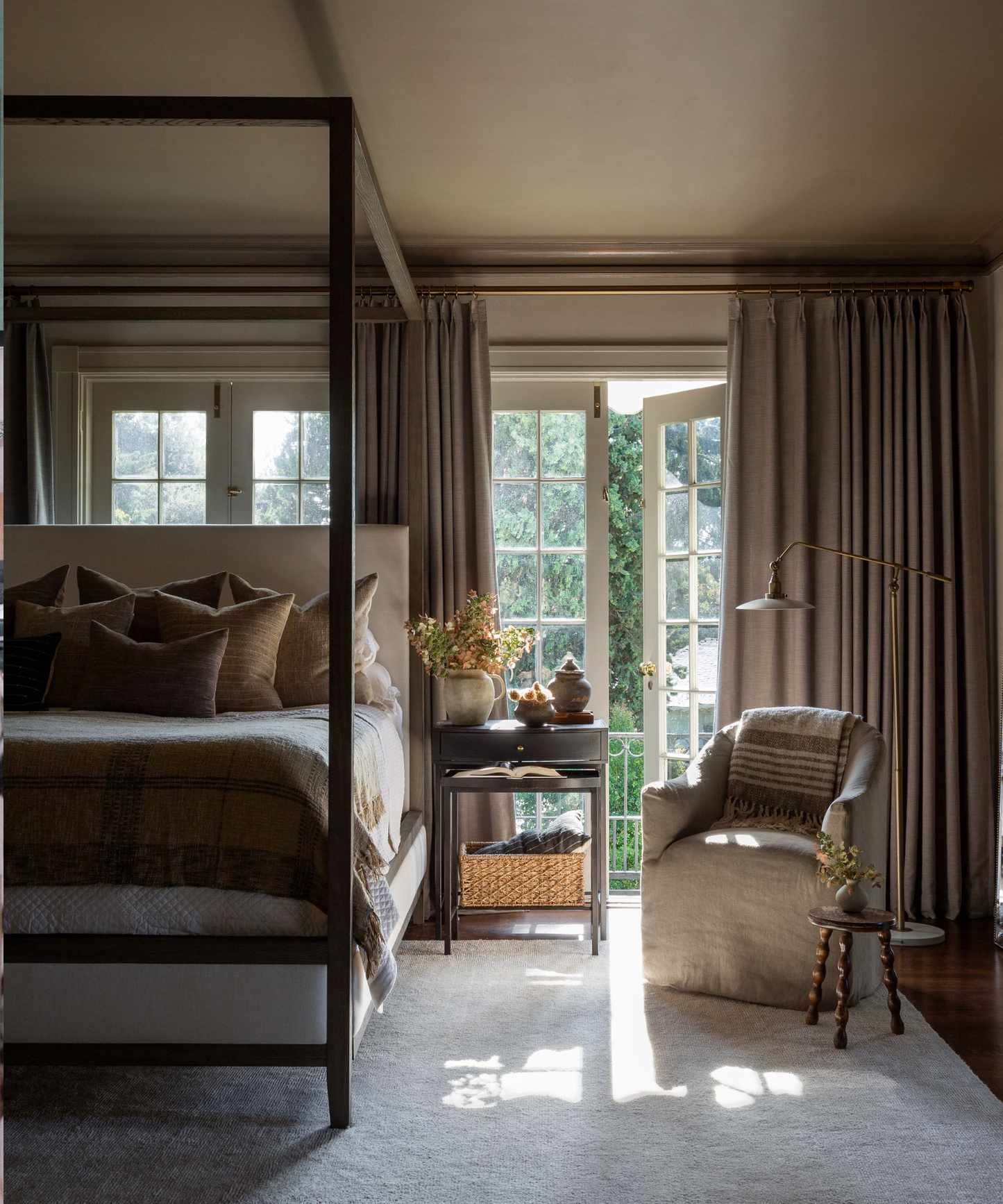 Neutral bedroom by Plaster &amp; Patina