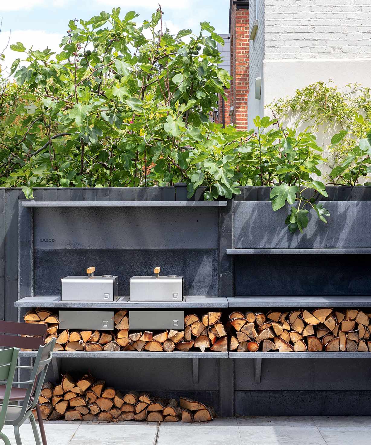 Garden bar with bbq area