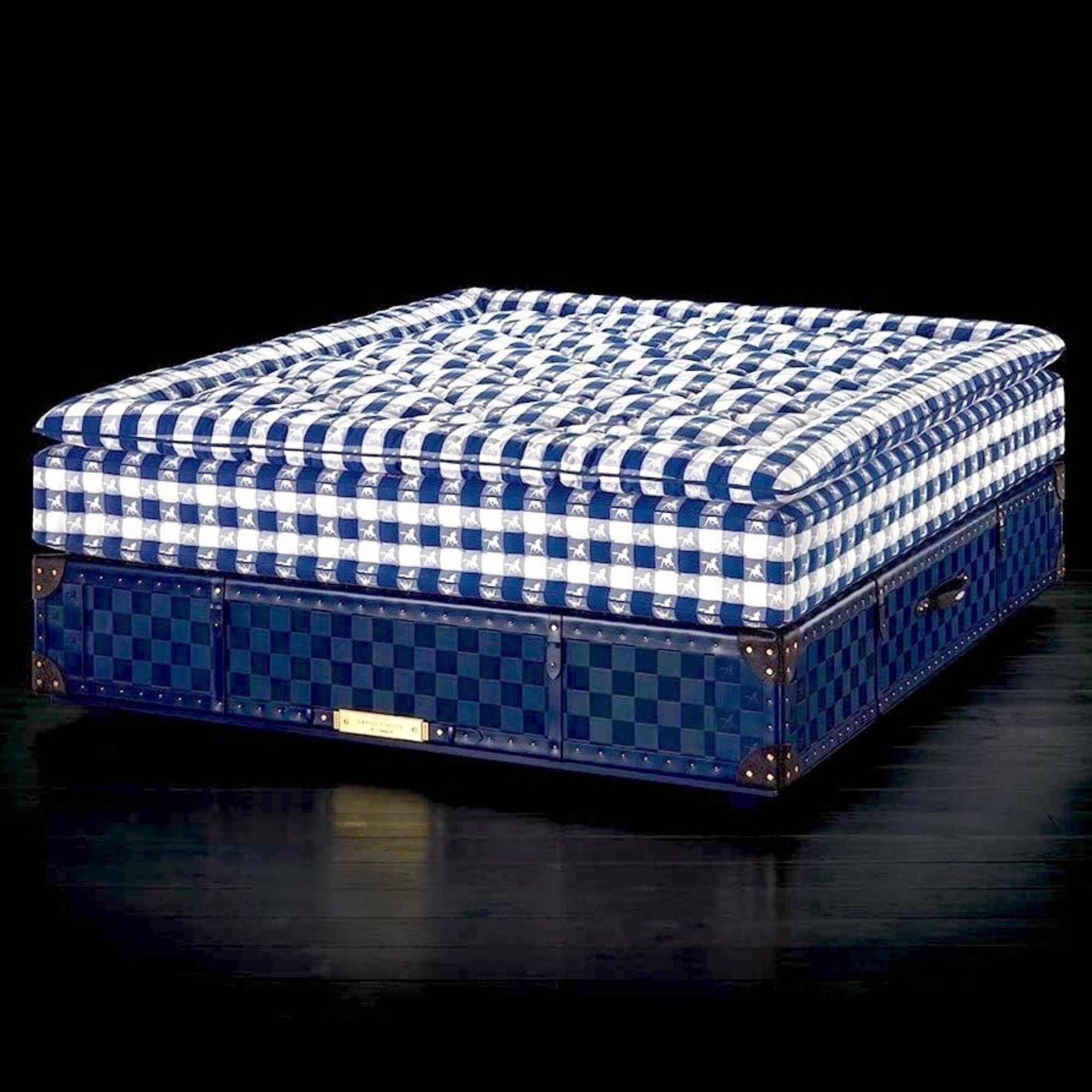 The H&auml;stens Grand Vividus against a black background.