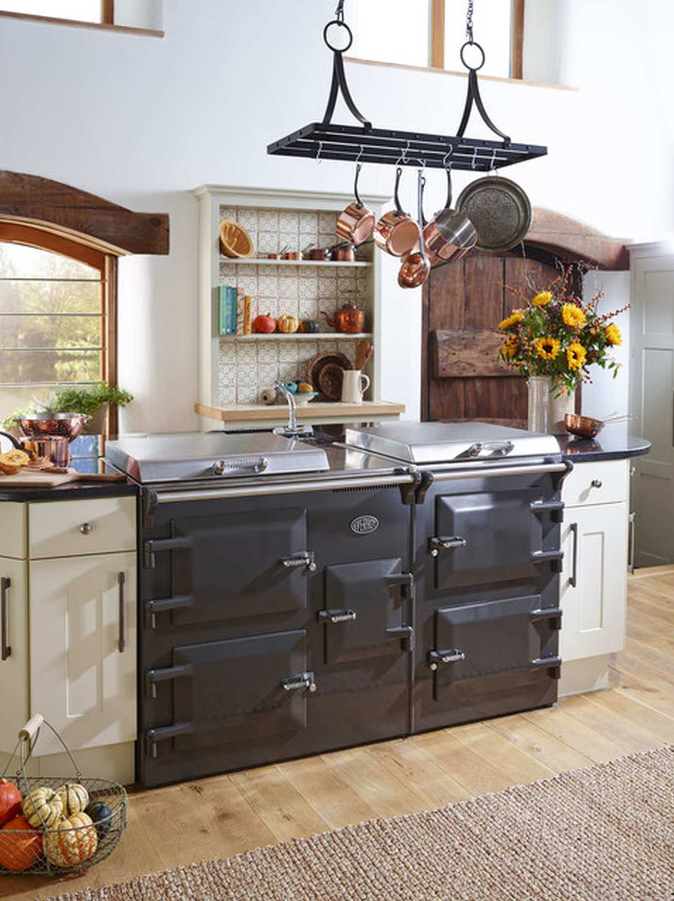Traditional kitchen: black everhot range cooker in an island in a traditional kitchen