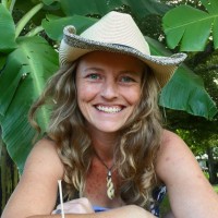 Elle Meager headshot