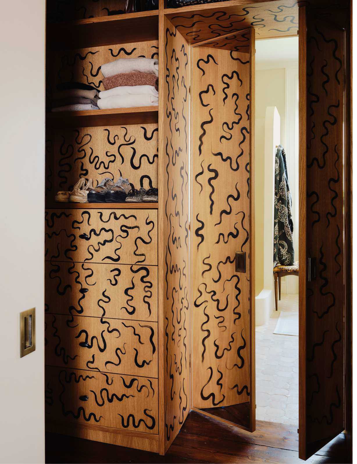 Wiggle pattern dressing area featuring minimalist decor
