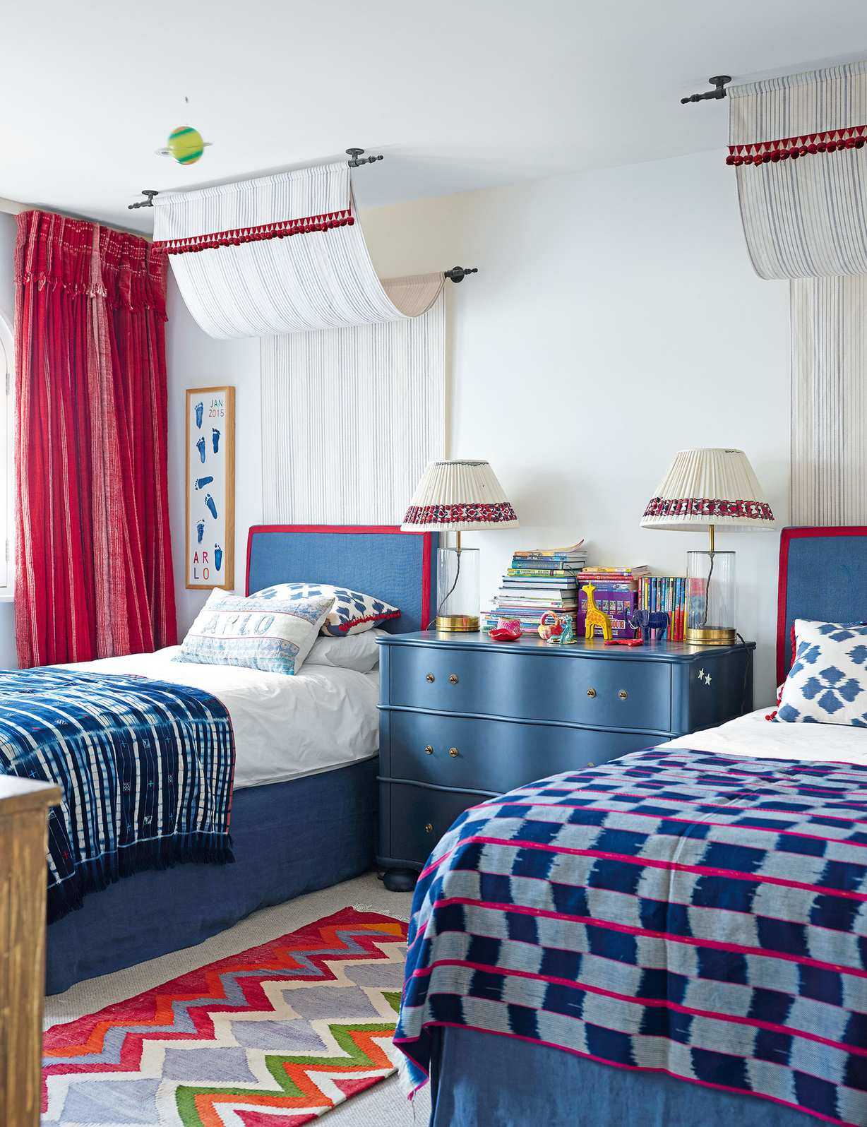 bedroom layout with twin beds